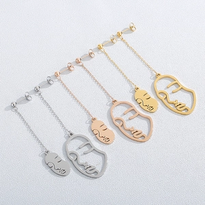 Boucles d'oreilles pendantes visage abstrait en argent, or et finition or rose