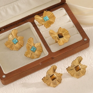 Vintage 18k gold-plated fan-textured ring and stud earring set with natural stones