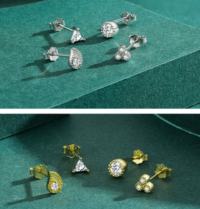 Dettaglio di mini orecchini a lobo in argento S925 in forme geometriche e placcatura oro