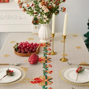 Festliche Tischdecke mit gestickten Glocken und Schleifen für Weihnachtsdekorationen