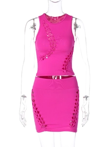 Détail de l'ensemble deux pièces fuchsia avec design ajouré à lacets et maille côtelée