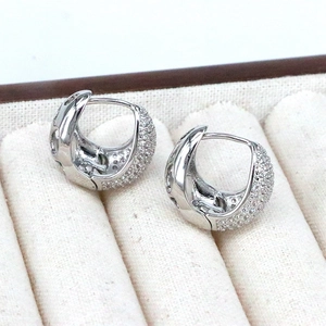 Boucles d'oreilles créoles argentées de luxe avec zircons et design minimaliste