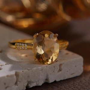 Bague élégante en argent S925 doré avec citrine ovale et diamants sur socle en pierre