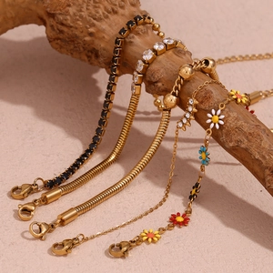 Ensemble de chaînes en acier doré 18K avec zircon noir et breloques marguerite