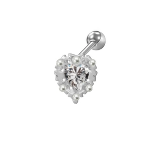 Macro di orecchino a cuore in argento con zircone e perle su sfondo bianco per cartilagine