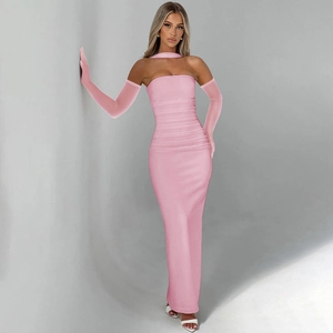 Détail d'une robe de soirée rose sans bretelles avec manches en résille assorties