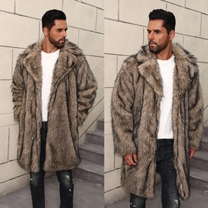 Détail d'un manteau en fausse fourrure beige pour homme montrant la texture d'hiver