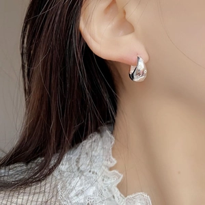 Elegant S925 sterling silver teardrop earrings with star engraving on earlobe