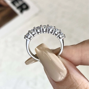 Eleganter S925 Sterlingsilber Ring mit sieben Moissanit Steinen und poliertem Finish