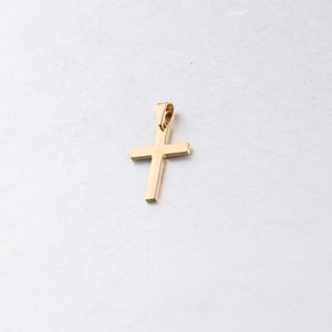 Détail d'un pendentif croix en acier inoxydable doré poli avec finition miroir lisse