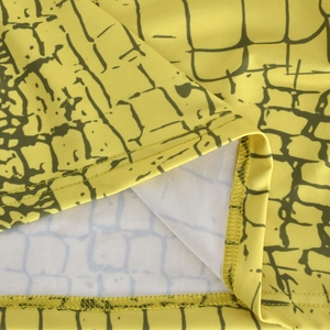 Detail der Doppelnadel-Säumung und Schlangenhaut-Druck auf elastischem Strickkleid