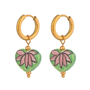 Détail de boucles d'oreilles cœur avec base verte et motif floral rose style peinture.