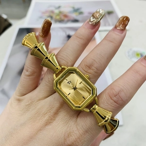 Primo piano di un elegante orologio al quarzo dorato rettangolare con cinturino in metallo
