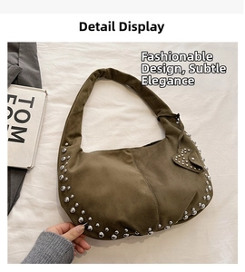 Détail du sac hobo en daim vert olive avec rivets argentés et pendentif en cœur