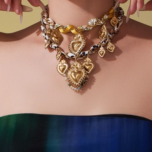 Collana a nastro leopardato stile Maillard con pendente a cuore sacro e nappe di perline
