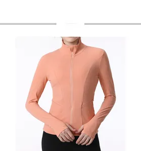 Détail d'une veste de sport orange corail avec col montant et passants pour les pouces