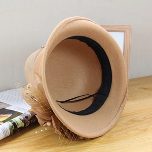 Vue détaillée du chapeau en laine camel avec résille élégante et accent fleur perle