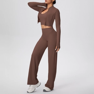 Détails de la veste de sport marron foncé et du pantalon évasé de yoga à taille haute