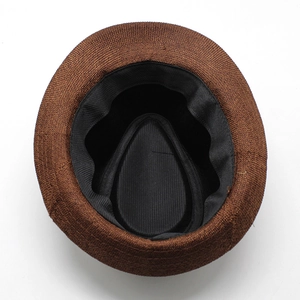 Vue détaillée de l'intérieur d'un chapeau de paille marron avec bandeau noir et texture