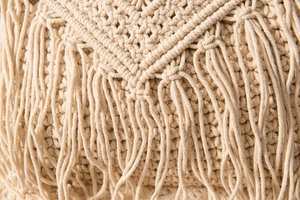 Detailansicht der handgefertigten beige Baumwolltasche mit Makramee-Struktur und Fransen