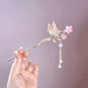 Épingle à cheveux papillon dorée avec fleurs roses et pampilles de perles blanches