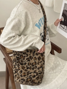Fashionable leopard print plush hobo bag for women with large capacity shoulder strap