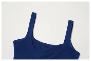 Dettaglio del top da yoga blu scuro con spalline larghe e scollatura quadrata chic