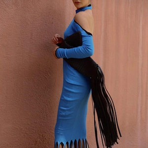 Robe longue en tricot bleu dos nu avec licou et pochette noire à franges tissées