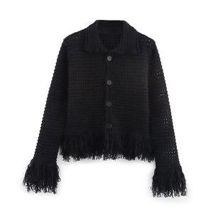 Completo da donna con cardigan in maglia nera e gonna con lunghe frange alla moda