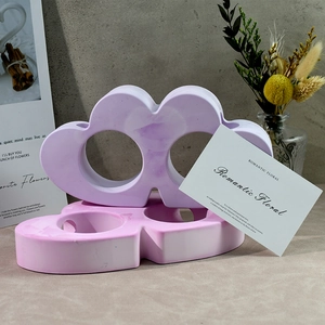 Detail of heart-shaped hydroculture vase mold with purple and pink gradient effect