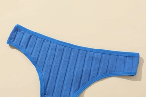 Nahaufnahme der blauen gerippten Baumwolle und des Bundes der T-Back-Unterwäsche