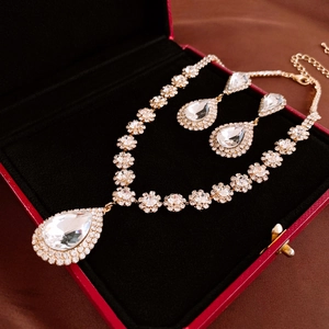 Parure de bijoux goutte d'eau dorée avec cristaux en poire dans un coffret cadeau
