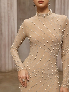 Détails de la robe moulante beige ornée de perles élégantes et de motifs en strass