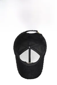 Détail de la doublure intérieure en maille respirante d'une casquette en polaire noire