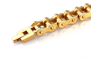 Detail eines 18K vergoldeten Edelstahl-Bikerkettenarmbands mit sicherem Faltverschluss