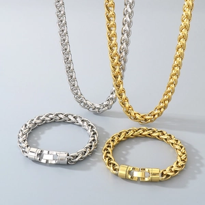 Détail d'ensemble de bijoux à maille tressée avec colliers et bracelets dorés et argentés