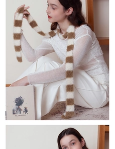 Detail eines weichen, flauschigen Strickschals mit braun-weißen Streifen am Model
