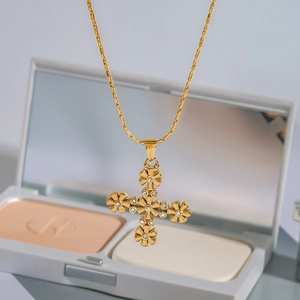 Elegante collana a croce in acciaio inossidabile dorato con pendenti floreali in cristallo