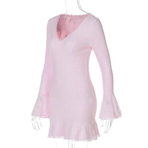 Détails de la robe en dentelle rose avec col en V et volants aux poignets et à l'ourlet