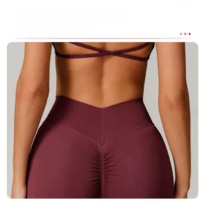 Detail of high-waist seamless yoga leggings with V-shaped waistband and scrunch butt design