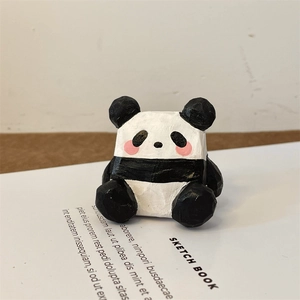 Gros plan du repose-stylo panda en bois sculpté à la main avec finition texturée