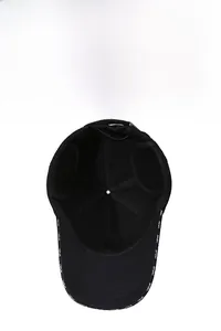 Dettaglio del cappello invernale con paraorecchie e ricamo SPORT per protezione dal vento