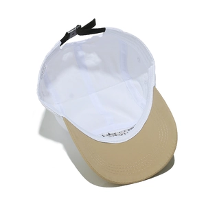 Detailansicht der 5-Panel-Kappe mit Khaki-Schirm, Verschluss und internem Waschetikett