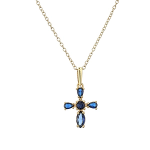 Collier croix dorée avec pierres en zircone bleues sur fond blanc