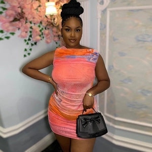 Robe moulante sexy à imprimé numérique vibrant dans les tons pêche et orange vif