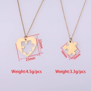 Ensemble de colliers de couple cœur et puzzle dorés avec dimensions et poids précisés