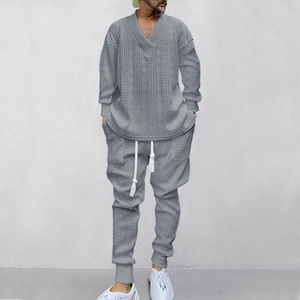 Herren-Set in Grau mit V-Ausschnitt, Zopfmuster-Strickpullover und Jogginghose für den Herbst