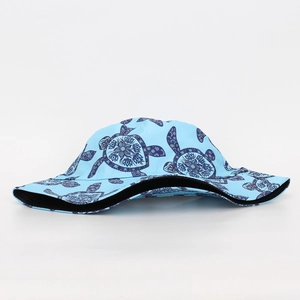 Detalle de gorro de pescador azul claro con patrones de tortuga mandala morada