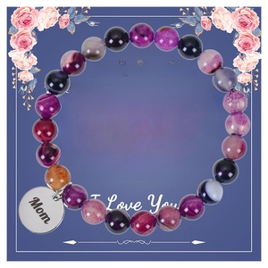 Vue détaillée des perles en pierre violette et du pendentif Mom sur carte cadeau florale