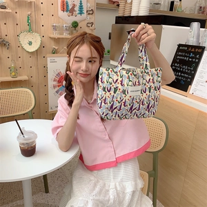 Détail du sac cabas vintage en toile avec imprimé tulipes violettes et étiquette cousue